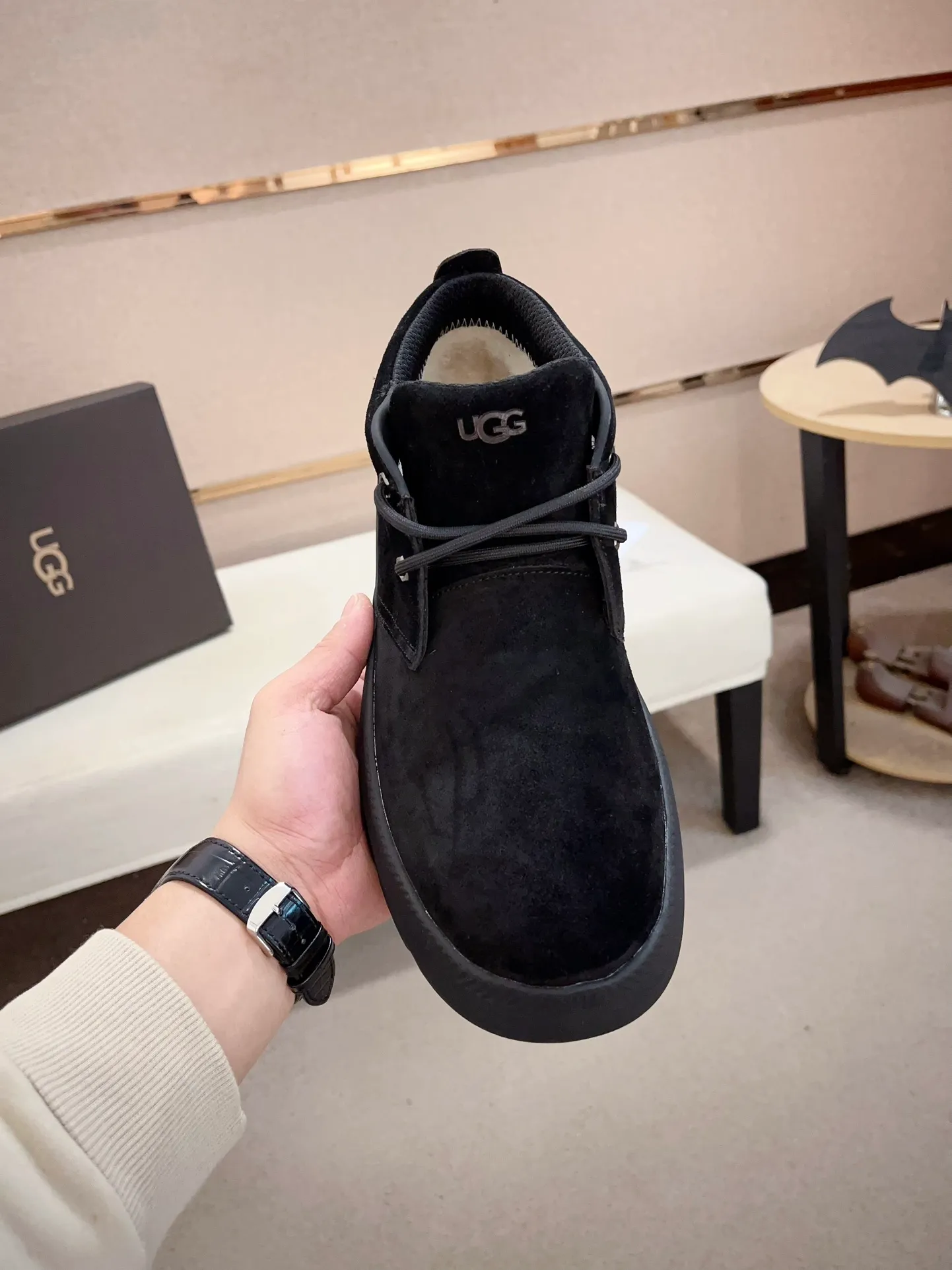 Men's shoes💰: 600💰(high-end goods) UGG❄️❄️Latest model 1:1⃣️quality, fabric: high-end quality first-layer cowhide imported from Europe. Lining: wool lining, sole: pure imported rubber foam outsole. ❤️High-end goods, fine workmanship, trendy and fashionable. The fit is very classy. If you know the goods, you will definitely not be able to refuse😍😍Code number: 41-45. Can be customized 46.47.